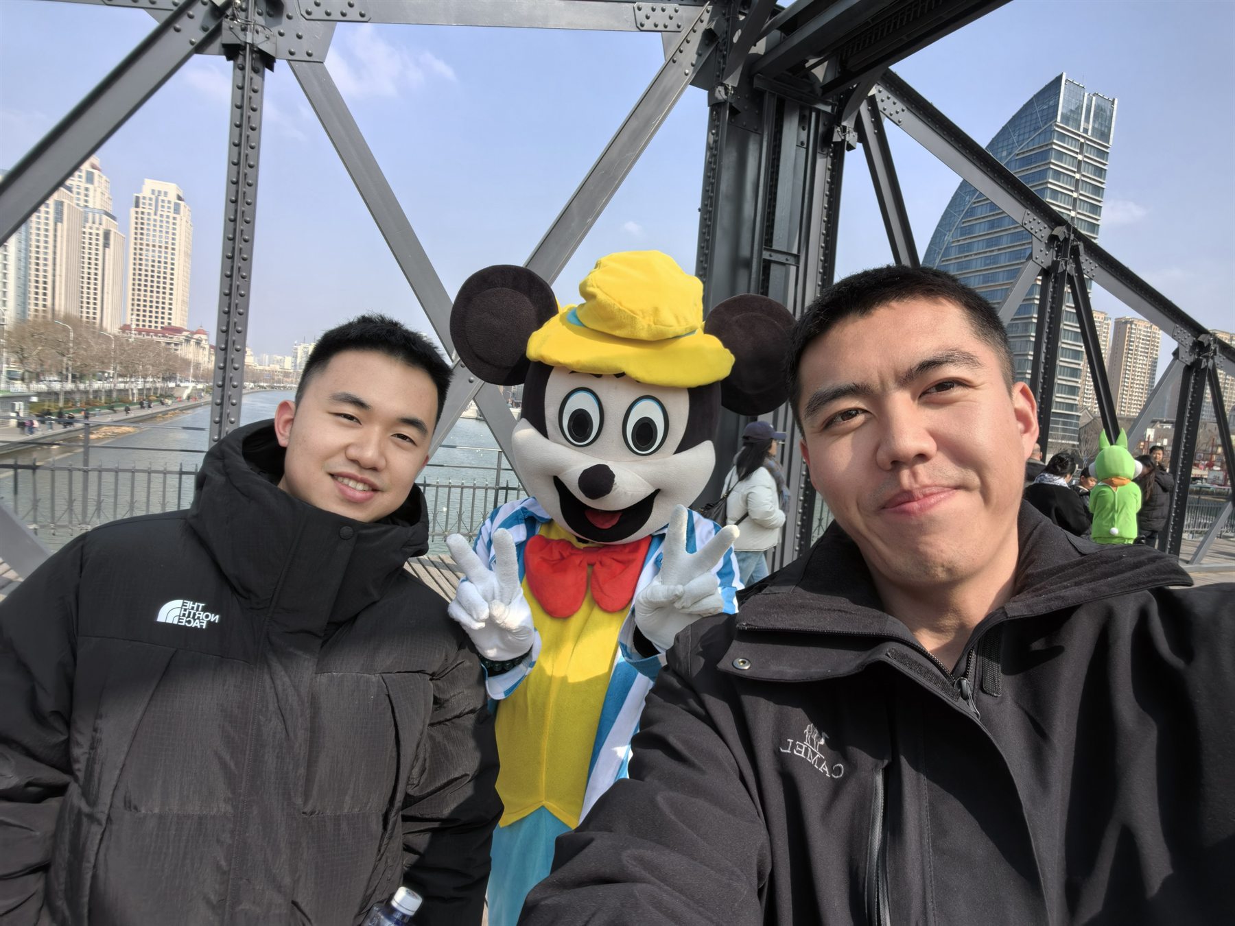 朋友同行的旅途照片